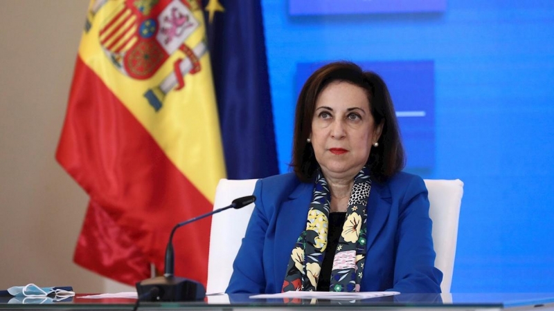 24/12/2020. La ministra de Defensa, Margarita Robles, escucha el mensaje que el presidente del Gobierno envía a las tropas en misiones humanitarias. - EFE