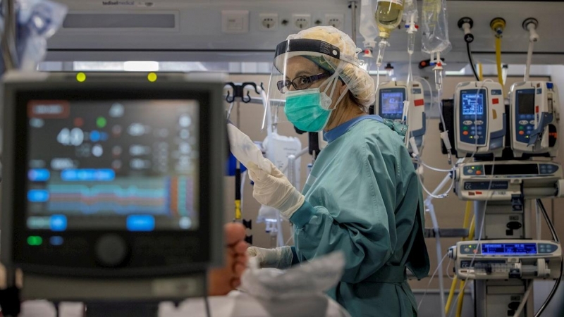 02/01/2021. Una profesional sanitaria trabaja en la UCI del Hospital Vall d'Hebron de Barcelona. - EFE
