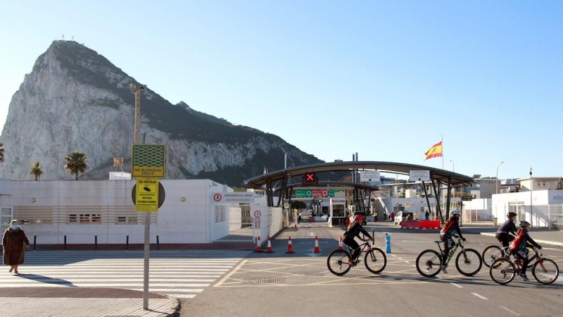 02/01/2021. Unos ciclistas pasan por la frontera con Gibraltar, en la Línea de la Concepción, Cádiz, este jueves. - EFE