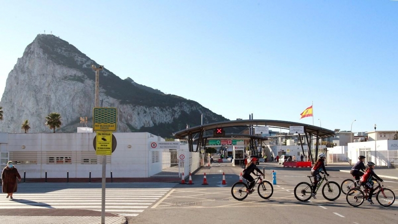 02/01/2021. Unos ciclistas pasan por la frontera con Gibraltar, en la Línea de la Concepción, Cádiz, este jueves. - EFE