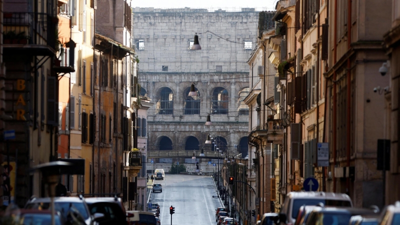 01/01/2021. Un hombre cruza una calle de Roma, con el Coliseo al fondo, el día de Año Nuevo. - Reuters
