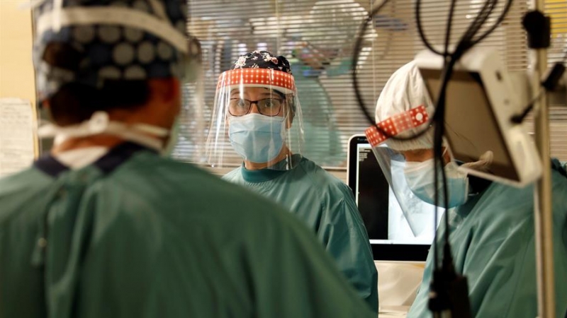 Varios profesionales sanitarios trabajan en la UCI del Hospital Vall d'Hebron de Barcelona.