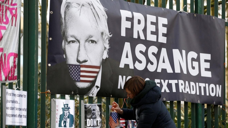 Carteles y pancartas contra la extradición de Julian Assange a EEUU, en la verja de Woolwich Court Court en Londres.