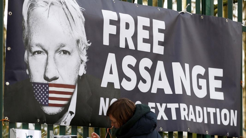 Carteles y pancartas contra la extradición de Julian Assange a EEUU, en la verja de Woolwich Court Court en Londres.