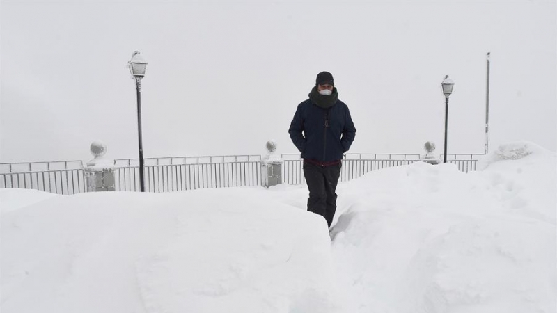 Vista de la nieve caída en el Alto del Puerto de Pajares (León) este domingo, que está cerrado para vehículos pesados mientras que los turismo pueden circular con cadenas o neumáticos especiales de invierno por culpa del temporal de nieve y frío.