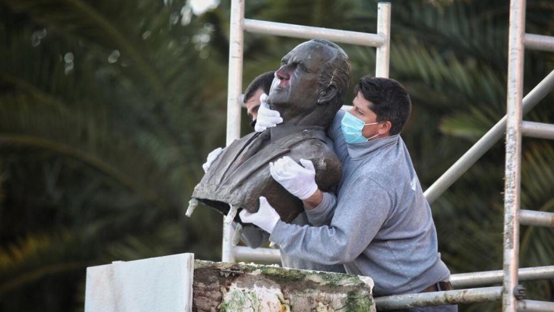 Retirada del busto de Juan Carlos