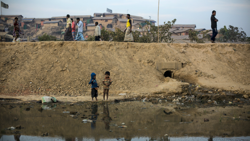 Dos niños juegan junto a las aguas estancadas de los urinarios en el campo de refugiados de Jantoli. (Bangladesh).