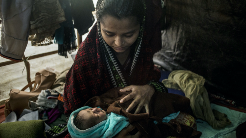 Bul Bulakter, una refugiada rohingya de 17 años, sostiene a su hija de dos días de vida en su cabaña del campamiento de Jantoli.