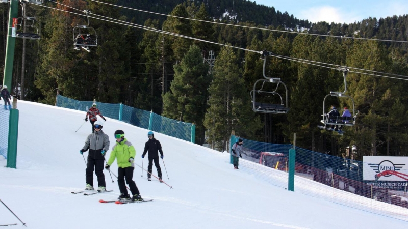 Alguns esquiadors baixen per una de les pistes de Masella (Cerdanya) el 14 de desembre de 2020.