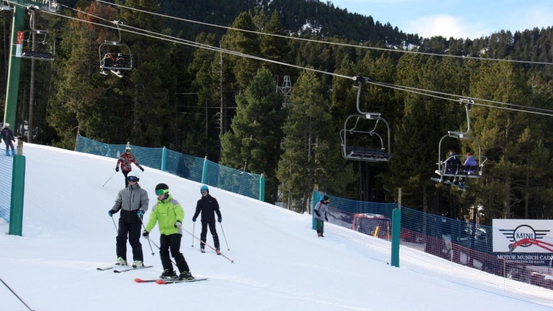 Alguns esquiadors baixen per una de les pistes de Masella (Cerdanya) el 14 de desembre de 2020.