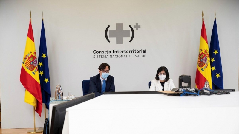 El ministro de Sanidad, Salvador Illa (i), preside por videoconferencia, junto con la ministra de Política Territorial y Función Pública, Carolina Darias (d), la reunión del Consejo Interterritorial del Sistema Nacional de Salud, este lunes en Madrid.