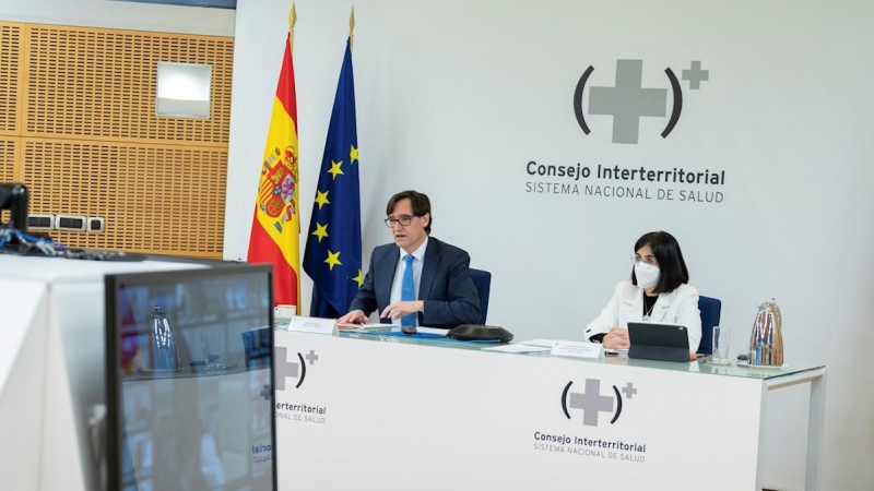 El ministro de Sanidad, Salvador Illa (i), preside por videoconferencia, junto con la ministra de Política Territorial y Función Pública, Carolina Darias (d), la reunión del Consejo Interterritorial del Sistema Nacional de Salud, este lunes en Madrid.