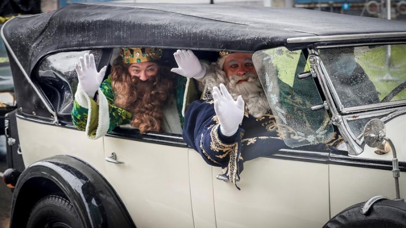Sus majestades los Reyes Magos de oriente han llegado este lunes a San Sebastián a bordo de un coche clásico.