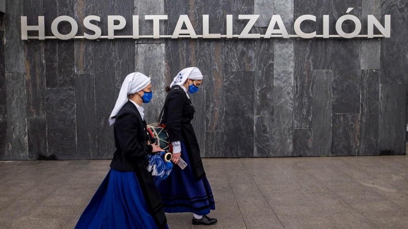 La banda de gaitas Ciudad de Oviedo toca frente al Hospital Universitario Central de Asturias