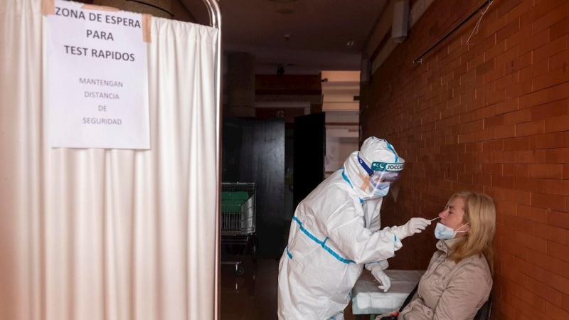 Una enfermera del centro de salud de Santomera (Murcia) realiza una PCR a una a mujer, este martes.