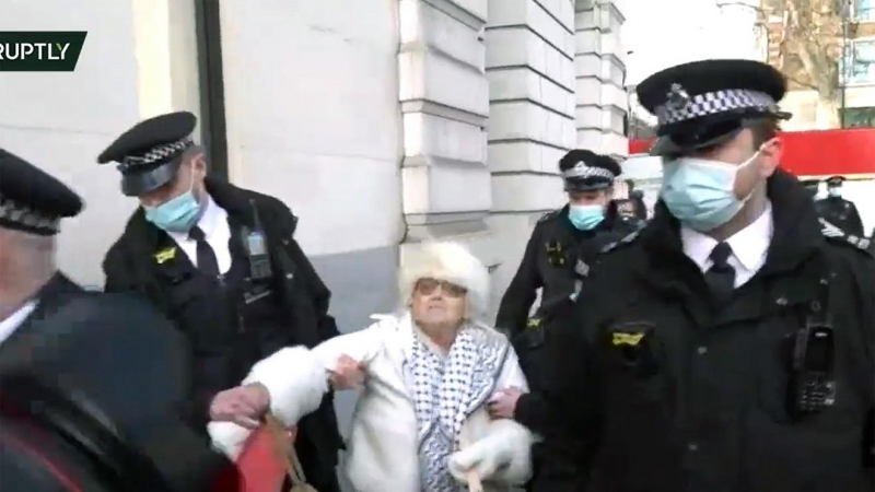 Primeras detenciones en las puertas de Old Bailey tras la decisión de la jueza Baraister de no conceder la libertad bajo fianza a Julian Assange.