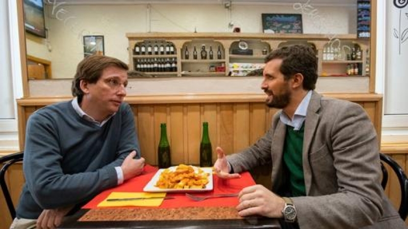 El presidente de PP, Pablo Casado, junto al alcalde madrileño José Luis Martínez-Almeida.