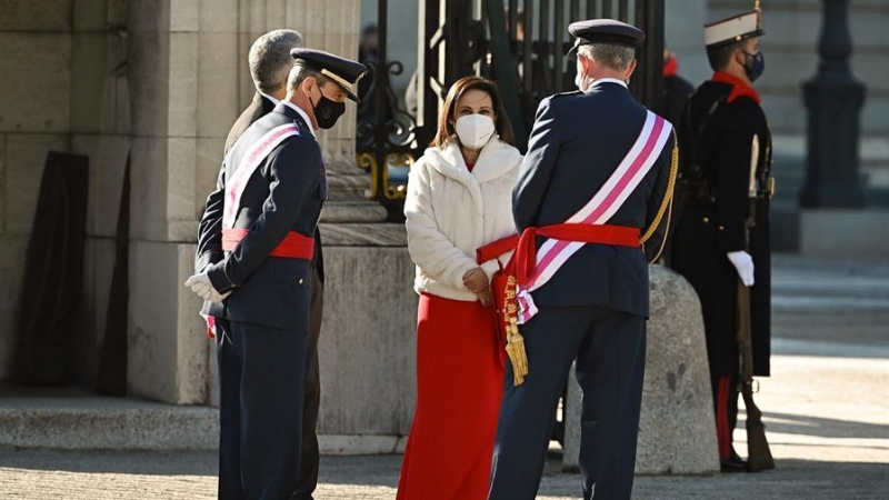 La ministra de Defensa, Margarita Robles (c), durante la ceremonia de la Pascua Militar celebrada, este miércoles, en el Palacio Real en Madrid. Felipe VI, junto con la reina Letizia, reaparece en la ceremonia de la Pascua Militar, donde le va a acompañar