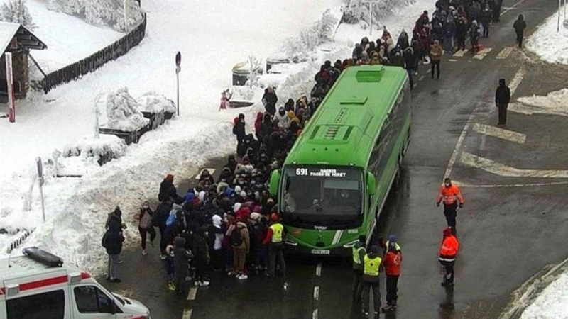 Decenas de personas atrapadas por la nieve en el puerto de Navacerrada esperando a ser evacuadas el pasado 2 de enero