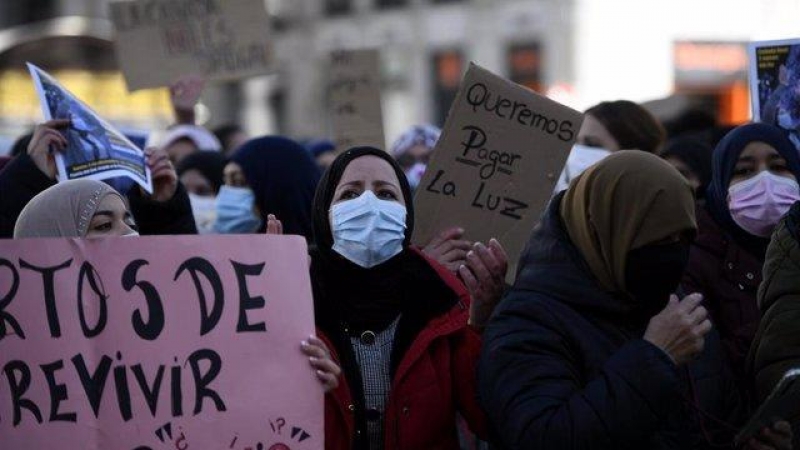 Vecinas de Cañada Real con pancartas reivindicativas durante una manifestación en la Puerta del Sol.