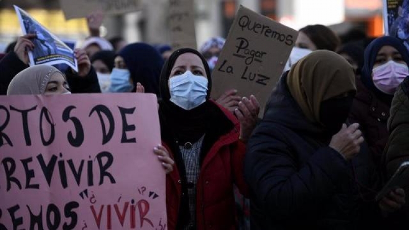 Vecinas de Cañada Real con pancartas reivindicativas durante una manifestación en la Puerta del Sol.