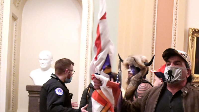 Seguidores de Donald Trump entran en el Capitolio.