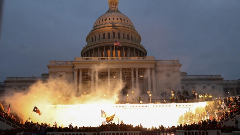 Una explosión en el capitolio durante los disturbios por las protestas de los seguidores de Trump