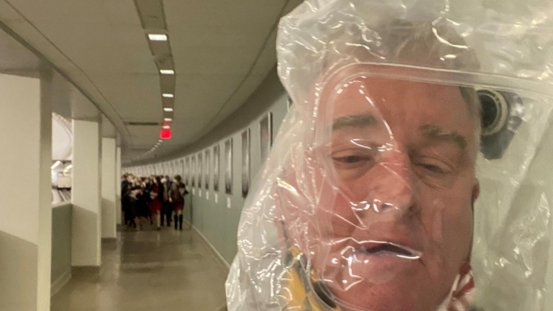 El demócrata David Trone con una máscara de gas