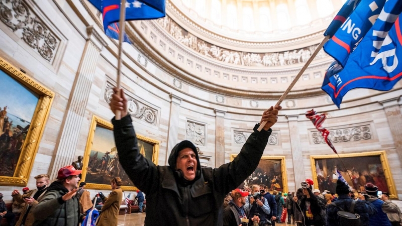 Manifestantes en el interior del capitolio