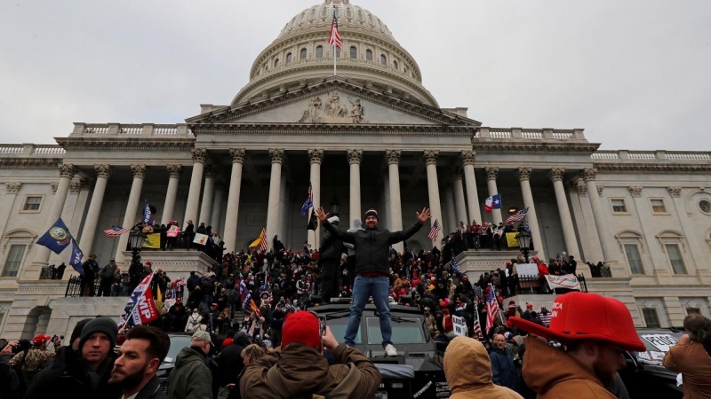 Trumpistas se concentran frente al Capitolio para impedir la ratificación de la victoria electoral de Joe Biden.