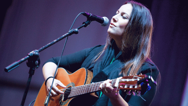Lucía Sócam, cantautora andaluza y activista por la Memoria, durante un concierto.