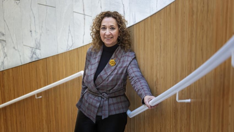 La consellera de Justícia, Ester Capella, fotografiada a les escales de la nova seu del Departament a la Zona Franca.