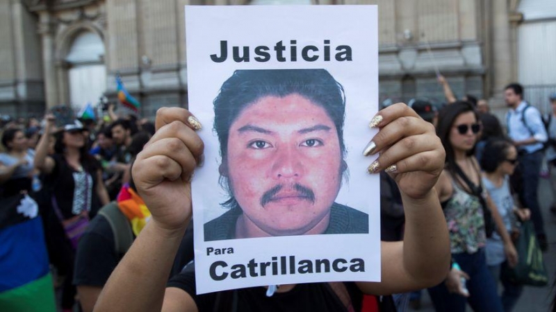Manifestantes participan de las protestas durante la conmemoración del primer aniversario del asesinato del comunero mapuche Camilo . Archivo.