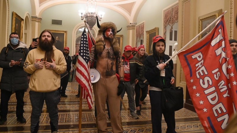 Otras miradas - El día en que Qanon-Trump presidió el Senado vestido de bisonte