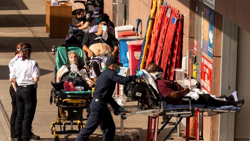 Pacientes esperan fuera de Urgencias en un hospital de Los Angeles ante la saturación que sufre debido a la pandemia por covid-19.