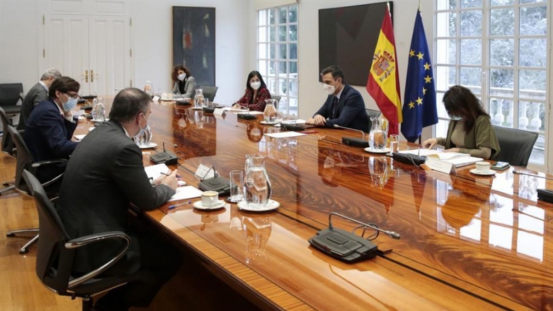 El jefe del Ejecutivo, Pedro Sánchez (2d), preside este viernes en Moncloa la reunión del Comité de seguimiento del coronavirus.