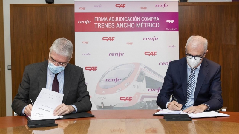 Los presidentes de Renfe, Isaías Táboas (i), y de CAF, Andrés Arizkorreta (d), durante la firma del contrato para el suministro de 31 trenes.
