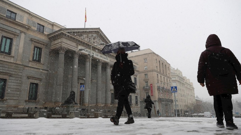 Vista del exterior del Congreso de los Diputados, bajo una intensa nevada este viernes. El Ayuntamiento de Madrid activa esta tarde, a partir de las 18:00 horas, la alerta roja del Protocolo de actuación por meteorología adversa ante la previsión de nevad