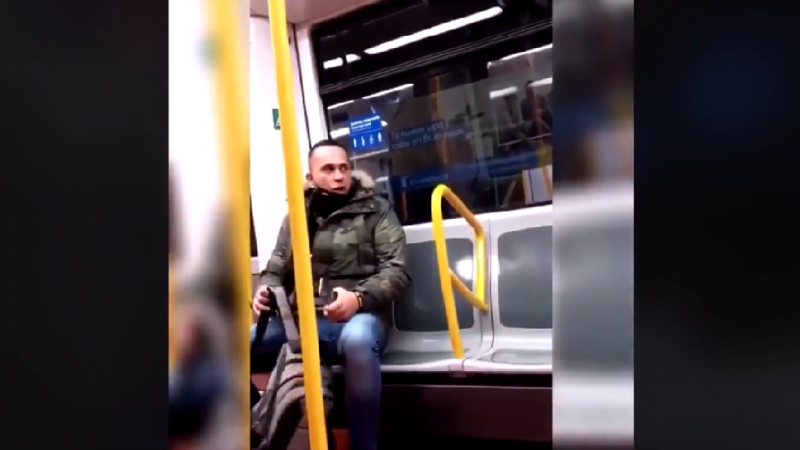 Un hombre suelta insultos racistas a una mujer en el metro de Madrid.