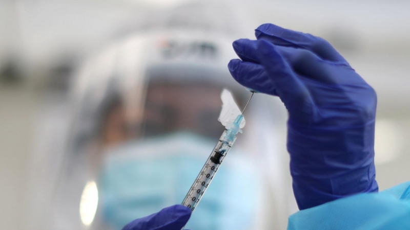 Un sanitario prepara una dosis de la vacuna de Pfizer