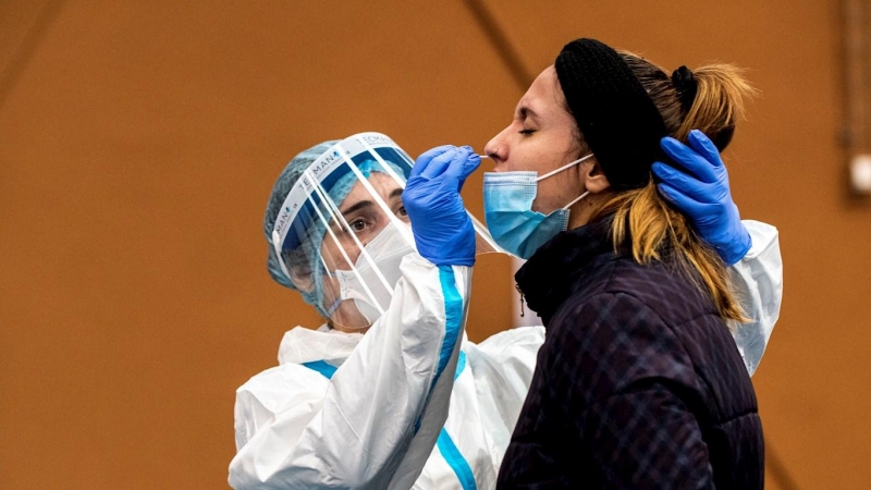 Empleados sanitarios llevan a cabo un cribado masivo de test PCR en el barrio mallorquín de Son Serra-La Vileta, este viernes en Palma de Mallorca.