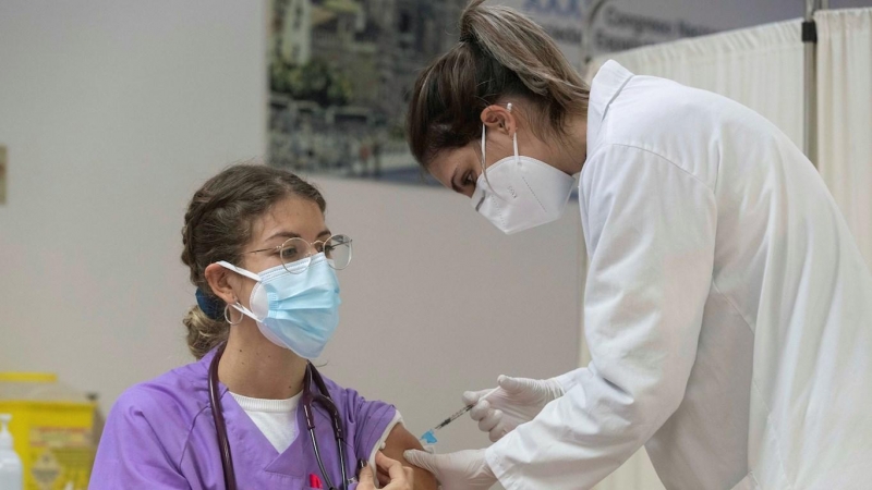 La enfermera del Hospital Morales Meseguer de Murcia Ana Isabel Martínez (d) pone la vacuna contra la covid a una doctora del hospital, este viernes.