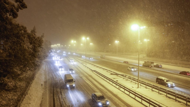 Vista de la M30 este viernes desde el puente de la avenida Ramón y Caja, en Madrid.