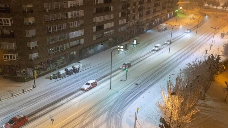 La borrasca Filomena deja Zaragoza cubierta de nieve. Desde las diez de la noche de este viernes no ha dejado de nevar en la capital.