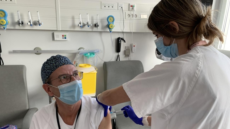 Un professional sanitari es vacuna a l'Hospital Arnau de Vilanova de Lleida.