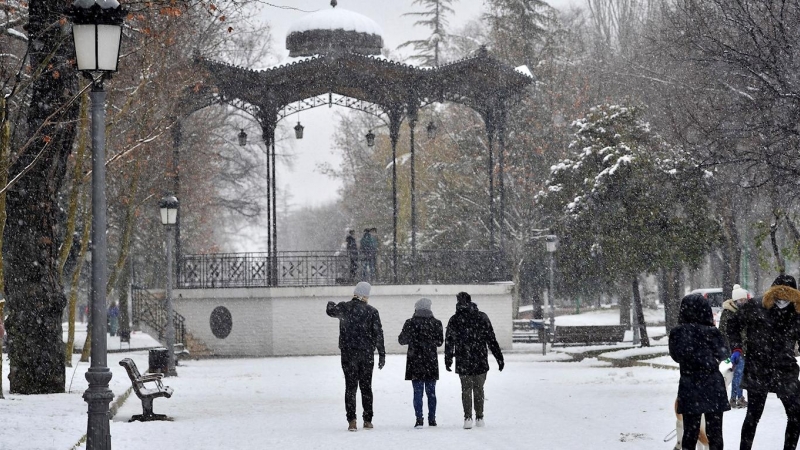 07/01/2021. Varias personas caminan este jueves entre la nieve por el Parque Lineal de Albacete. - EFE