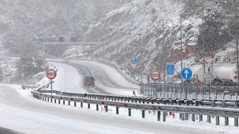 09/01/2021. La borrasca Filomena ha obligado a cortar cuatro carreteras por acumulación de nieve en Catalunya. - EFE