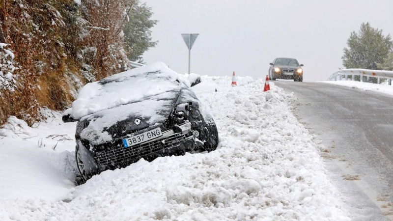 09/01/2021. Algunos coches se han salido de la carretera por el hielo, y otros han quedado sepultados bajo la nieve. - EFE