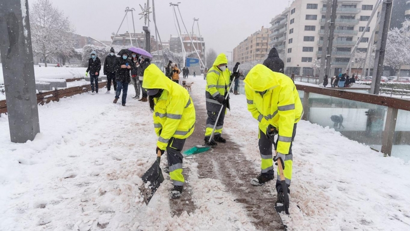 09/01/2021. Varios operarios limpian las calles porque la nieve las ha dejado intransitables. - EFE