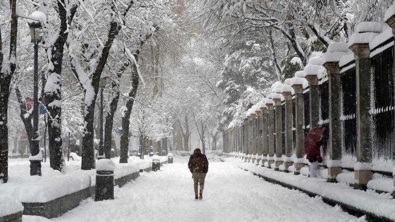 Vista del Paseo del Prado en Madrid, este sábado, cubierto de nieve tras el paso de la borrasca Filomena.